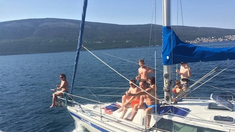 How transport is organized in Montenegro: air travel, buses, taxis, rail links 6 На яхте в Черногории