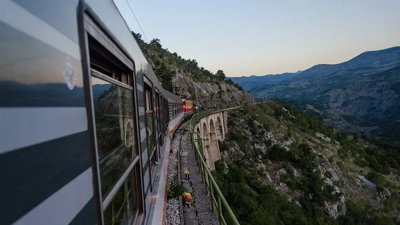 How transport is organized in Montenegro: air travel, buses, taxis, rail links 5 Поезд в Черногории
