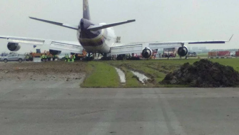 Самолет съехал с полосы