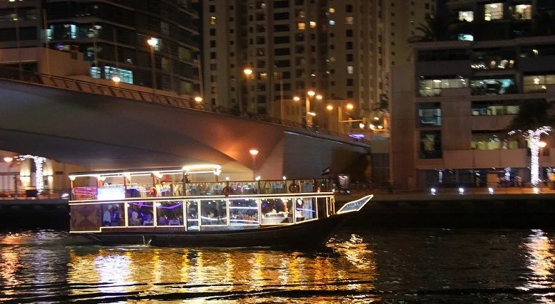 What tourists can do in Dubai - excursions, beach holidays, hiking in the desert 2 Круиз по каналам